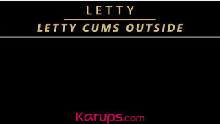 Letty a hatalmas csöcsű vén nő izgatja a punciját - sex-videochat
