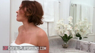 Krissy Lynn a gigantikus csöcsű milf és a fiatal csajszi Lilly Lit a fürdőben nyalakodnak - sex-videochat