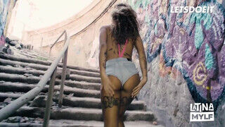 Venus Afrodita a tökéletes testű milf egy elhagyatott lépcsőn kúr - sex-videochat