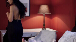 Shalina Devine a nagyméretű keblű izgató román milf a pincér hapsival kúr - sex-videochat