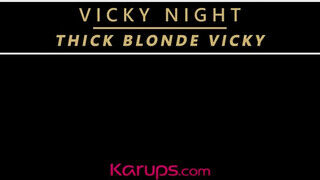 Vicky Night a bazinagy didkós világos szőke koros nő kényezteti a punciját - sex-videochat