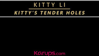 Kitty Li a világos szőke hatalmas keblű milf kényezteti magát - sex-videochat