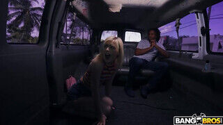 Minxx Marley a pici didkós világos szőke sovány tinédzser gádzsi megkettyintve a kisbuszban - sex-videochat