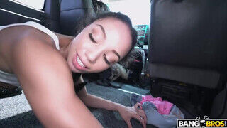 Alexis Tae a karcsú fiatal csajszi meghágva a kisbuszban