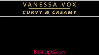 Vanessa Vox a kitetovált dzsipó milf kényezteti a punciját - sex-videochat