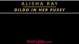 Alisha Ray a felajzott világos szőke milf egy dildóval izgatja a punciját - sex-videochat