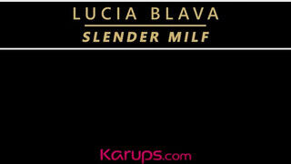 Lucia Blava az extra vékony milf kényezteti a punciját - sex-videochat