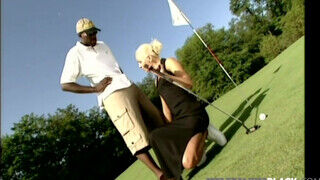 Sylvia Sun a golfpályán megkefélve jó gigantikus fekete farokkal - sex-videochat