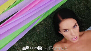 Megan Rain a szabadban megkettyintve nagyméretű vastag farokkal - sex-videochat