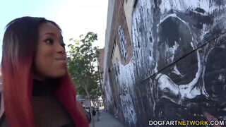 Kyra a bombázó fekete kishölgy borotvált pinája megszexelve - sex-videochat