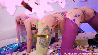 Purple Bitch és a cuki csaja elkapják egymást egy menetre - sex-videochat