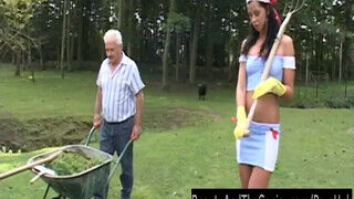 Tini fiatalasszony a kertben kúr egy öreg manussal - sex-videochat