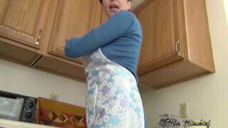 Mrs Mischief a bombázó idősödő nő a konyhában simogatja magát - sex-videochat