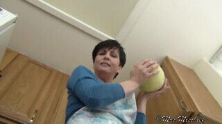 Mrs Mischief a bombázó idősödő nő a konyhában simogatja magát - sex-videochat