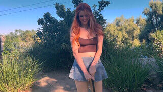 Elly Clutch a hatalmas mellű vörös hajú gádzsi golfpályán kúrel - sex-videochat
