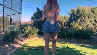 Elly Clutch a hatalmas mellű vörös hajú gádzsi golfpályán kúrel - sex-videochat