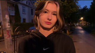 Cutie Kim a 18 éves orosz kis csaj megdolgozva hátulról - sex-videochat