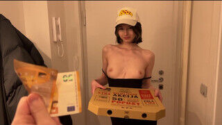Cutie Kim a gyönyörű pizzafutár imád baszni is - sex-videochat