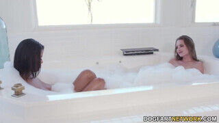 Kyler Quinn és Nia Nacci a fürdőben elkapják egymást egy menetre - sex-videochat