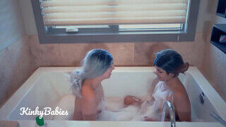 Leszbi pár a fürdőben kényezteti egymást a habok közt - sex-videochat