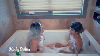 Leszbi pár a fürdőben kényezteti egymást a habok közt - sex-videochat