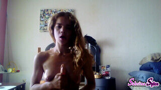 Sabrina Spice a bombázó 18 éves bige peckezik egy dildóval - sex-videochat