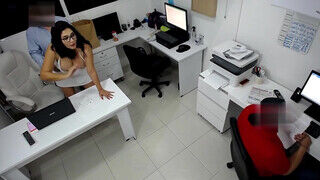 martinasmith a csöcsös csajszi az irodában szeretkezik a munkatársával - sex-videochat