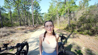 Brooke Tilli nem csak kerékpározni akart az erdőben hanem közösülni is a gigantikus farkú csávójával - sex-videochat