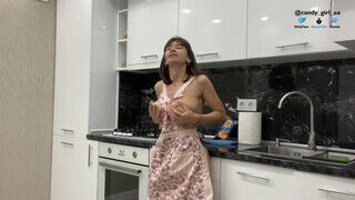 Tara Summers a óriási csöcsű orosz gádzsi a konyhában maszturbál - sex-videochat