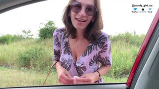 Tara Summers a csöcsös amatőr kiscsaj a kocsiban orálozza a pasiját - sex-videochat