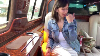 Tara Summers a limuzinban cumizza le a hapekja farkát - sex-videochat