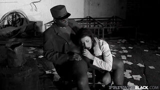 Celine Noiret, a cseh származású pornószínésznő, aki 1982. március 11-én született, egy igazán forró jelenetben látható, ahol egy vörös szemű, méretes fekete farokkal élvezi a gyönyört. A jelenetben Celine Noiret egy fehér nőként jelenik meg, aki könyörte - sex-videochat