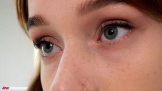 Melanie Marie, a 19 éves, fekete bőrű hajú, gyönyörű gólya pomponlány, akinek hatalmas, természetes, D-kosaras mellei és karcsú, feszes teste minden fószer fejét elcsavarja, ebben a New Sensations jelenetben teljesen elszabadul. A formás egyenruhája alig  - sex-videochat