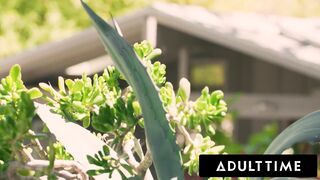Ebben az Adult Time videóban Emma Rose, a lenyűgöző transzi nő, hosszú lábakkal és feszes, vadító popóval, valamint Hazel Grace, a dögös, ébenfekete szépség, telt mellekkel és szép csípővel, hardcore femdom duóként uralkodnak a vörös hajú, dús kannás milf - sex-videochat