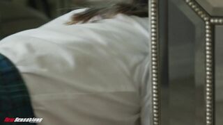 Ebben a nyers és kendőzetlen jelenetben Kimora Quinn, a vékony, ázsiai, alig 18 éves diáklány, akinek apró, feszes mellei és szűk, szaftos vaginája van, teljesen aláveti magát korosabb professzora domináns vágyainak. A hosszú, fekete hajú, petite szépség, - sex-videochat