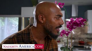 A 22 éves, afroamerikai hajú, apró termetű Bunny Fae csak 150 centiméter magas és alig 45 kilogramm, de ez a kicsike szívdöglesztő kedveli a kihívásokat. A természetes pici mellekkel és babaarcú szépséggel megáldott kiscsaj különösen a nagyméretű fekete f - sex-videochat