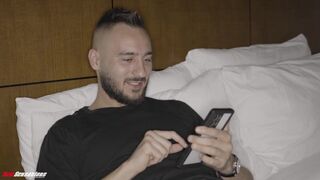 Armani Black, a dögös, afró amerikai bőrű, telt idomú argentin milf nem elégszik meg a hétköznapi élvezetekkel – amikor egyedül marad a hotelben, egy igazi, óriási hardcore hímvesszőre vágyik. Armani fullos ruhában, vonzó mosollyal vadászik, majd amikor m - sex-videochat