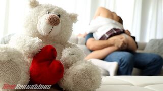 Athena Heart, a fiatal, csoki hajú, bájos diáklány Valentin-napon nem éri be egy cuki ajándékkal – ő igazi, könyörtelen élvezetre vágyik. Rövid szoknyában, szűk felsőben csábítja el a srácot, és minden gátlást levetkőzve adja át magát a vad szexnek. Athen - sex-videochat