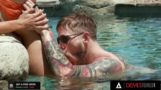 Bájos nagymellű travi Brittney Kade telefröcskölt arccal popsi után