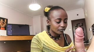 Nyakörves fekete kéjnő nyáladzik a főnök cerkáján