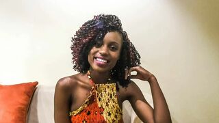 Mosolygós fekete csinibaba pov castingon keményen megdolgozva