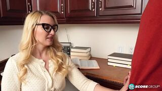 Mutatós 40-es Julia Robbie és a tini csávó