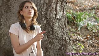 Alexa Grace fiatal bulkesza forrón dörzsölődik lezbi szerelmében