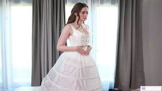 Mellbombás menyasszony kefél a vőlegény nevelő testvérével