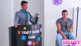 Chanel Camryn faszőrült szöszi maca nyeri a randi játékot és mostohabátyja farkával teljes csoportszex kavarodik