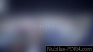 Kettő apró német tinédzser megosztja a szörnyű brét