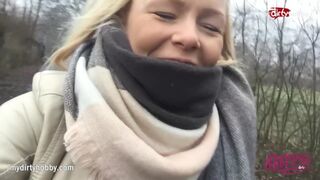 Forró tinédzser csaj kerékpáron dörzsöli szaftos puncáját