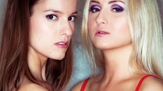 Cayla Lions és Silvie Luca forró lesbi szopikázása