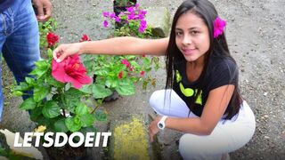 A fekete hajú latina milf-et utcai vadászatban szerezzük be mély dugásra