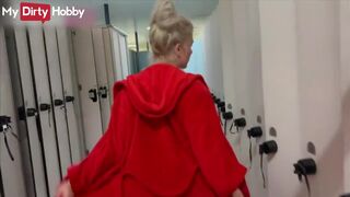 Szöszi cheerleader oboázása az öltözőben